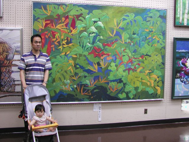 ���ʐ^����i�̑O