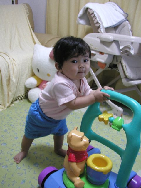 <写真>つかまり立ち